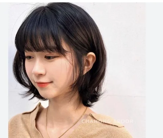 Sở hữu một khuôn mặt tròn trịa đáng yêu cùng vầng trán ngắn đôi khi lại khiến chị em gặp khá nhiều khó khăn mỗi khi muốn tìm kiếm một kiểu tóc phù hợp để làm mới bản thân. Chọn không khéo, những nhược điểm như má bầu bĩnh hay trán thấp sẽ vô tình lộ rõ, làm giảm đi sự cân đối tổng thể. Tuy nhiên, xu hướng cắt tóc layer nữ hiện đại với kỹ thuật tỉa tầng so le thông minh chính là giải pháp hình học tuyệt vời giúp hiệu chỉnh góc cạnh gương mặt. Bài viết dưới đây sẽ mang đến cho bạn những phân tích sâu sắc về 8 gợi ý tạo kiểu đỉnh cao, giúp gương mặt trở nên thanh thoát, thon gọn và