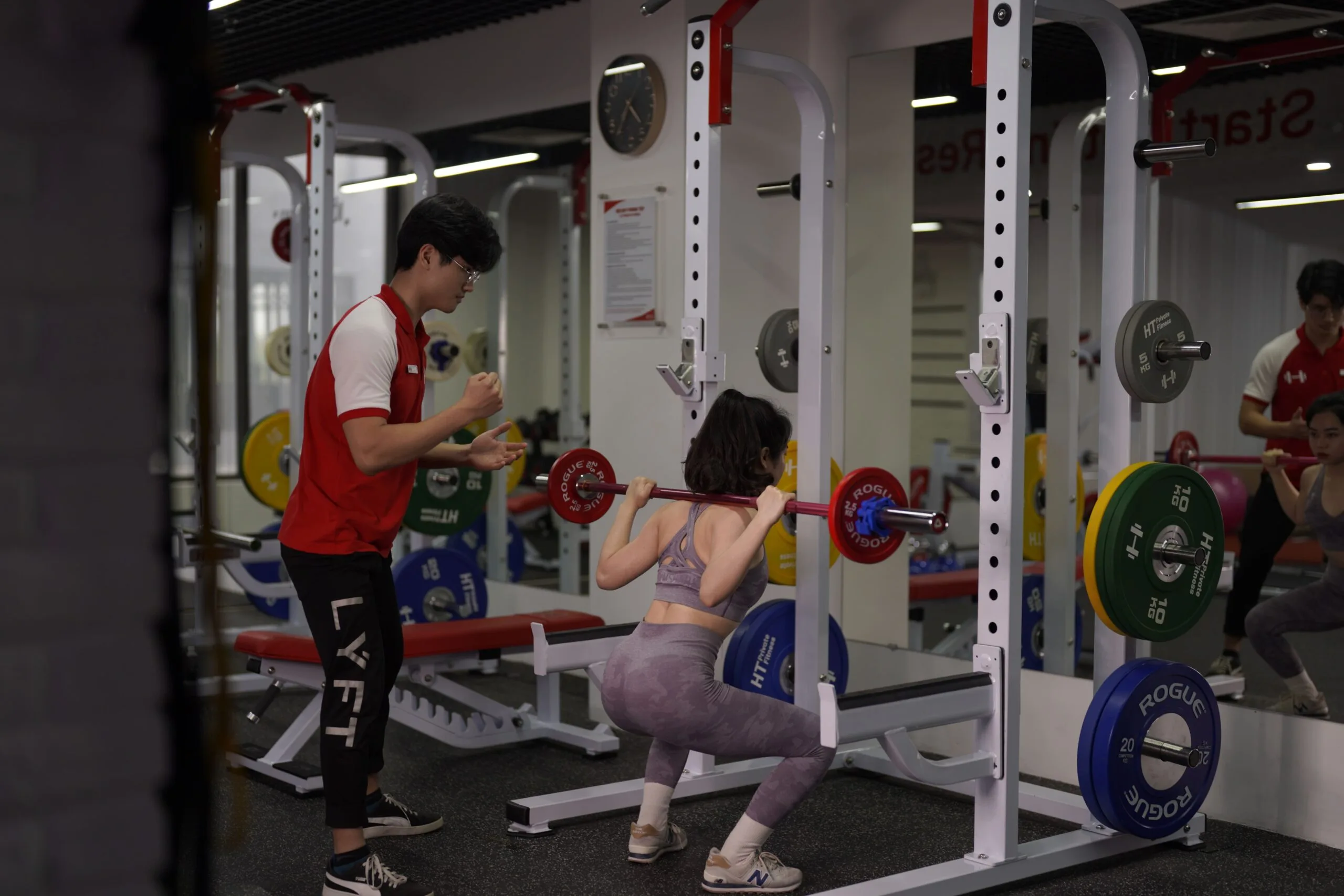 tai-sao-tap-squat-bi-dau-lung-duoi-090a