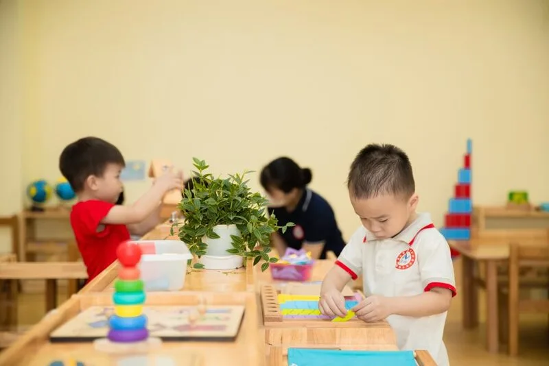 Khi áp dụng đúng, Montessori giúp trẻ tự lập, tập trung, tự tin và biết tôn trọng người khác hơn.