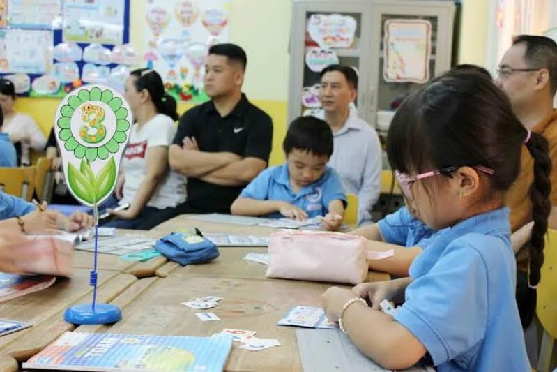 Một buổi quan sát lớp học thật giúp phụ huynh hiểu rõ hơn cách trẻ học, chơi và tương tác với giáo viên.